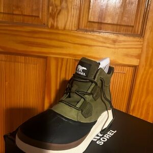 Sorel Olive and Black Outdoor Boots